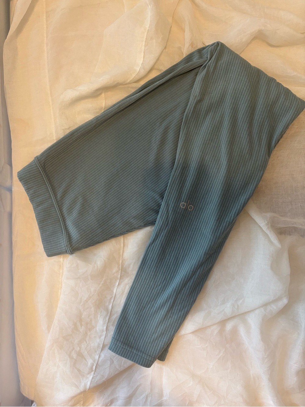ALO Yoga leggings and top (2 pieces) - Picture 2 of 3